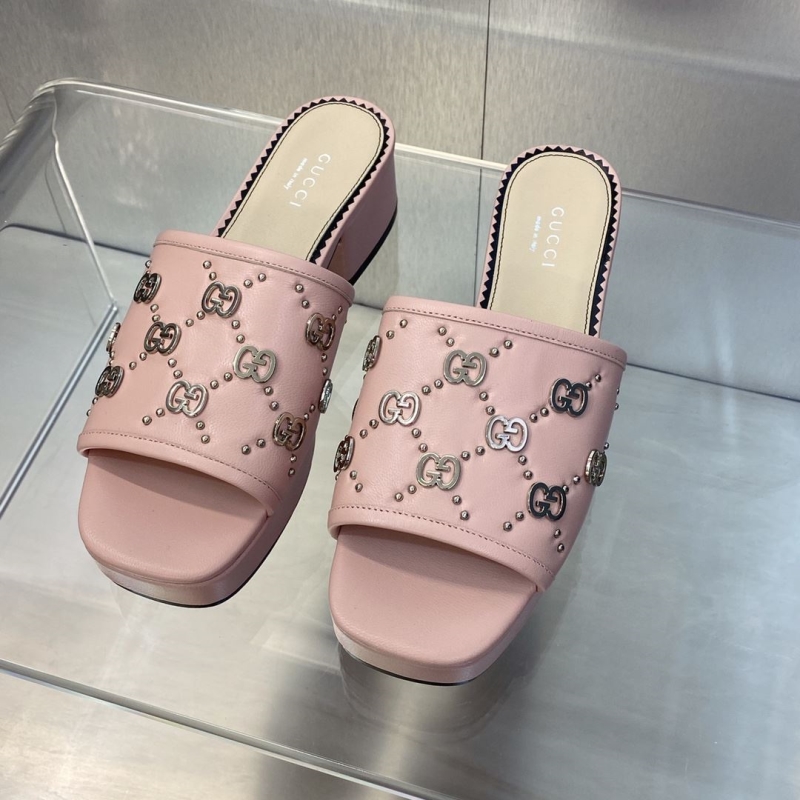 G*u*i slippers